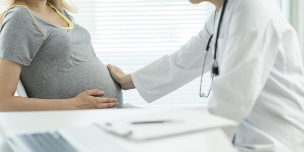 Обследование беременной женщины у врача